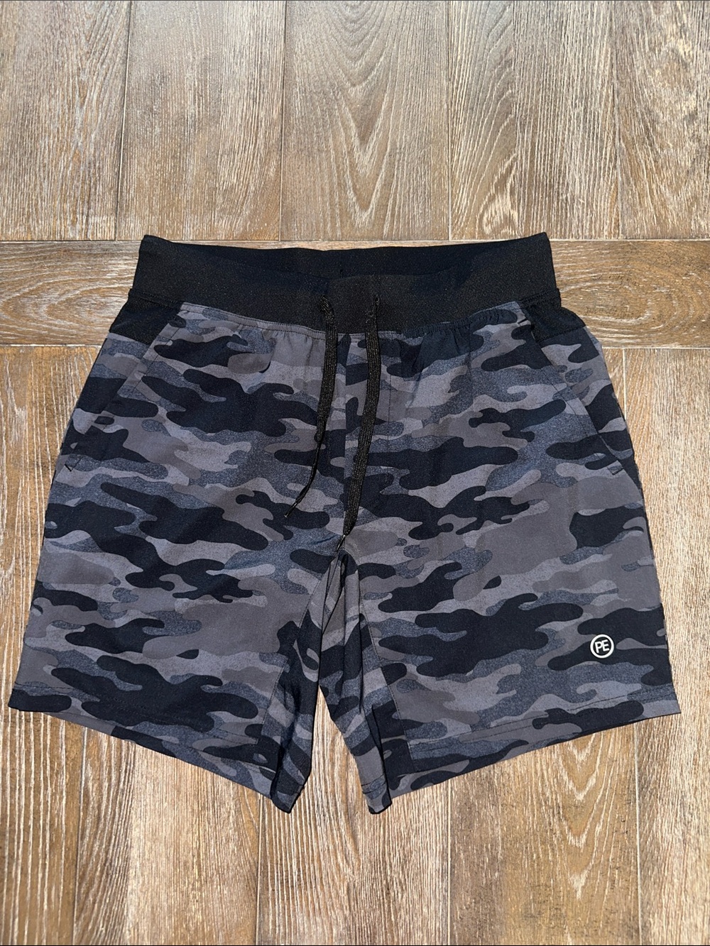 NWOT Perry Ellis Black and Gray Camo Athletic 7” Shorts